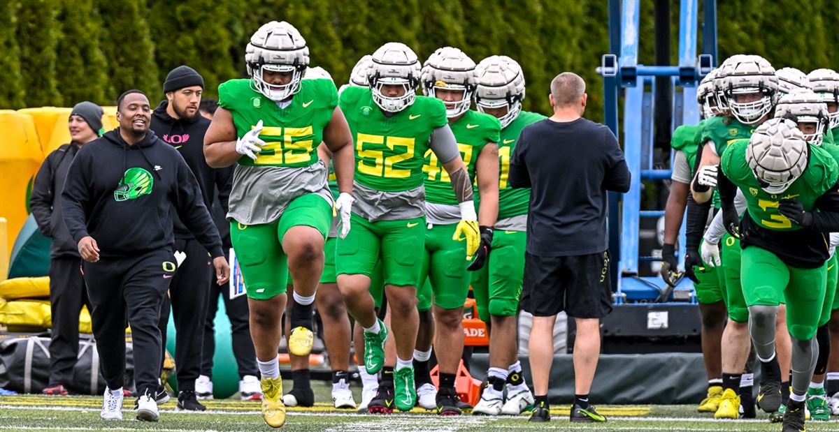 Which Oregon Ducks football players are entering transfer portal?