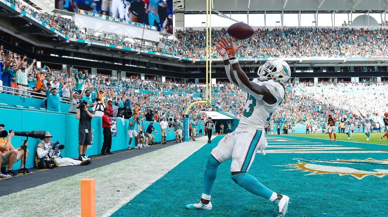 Dolphins alumni call an audible on board fan cruise and score