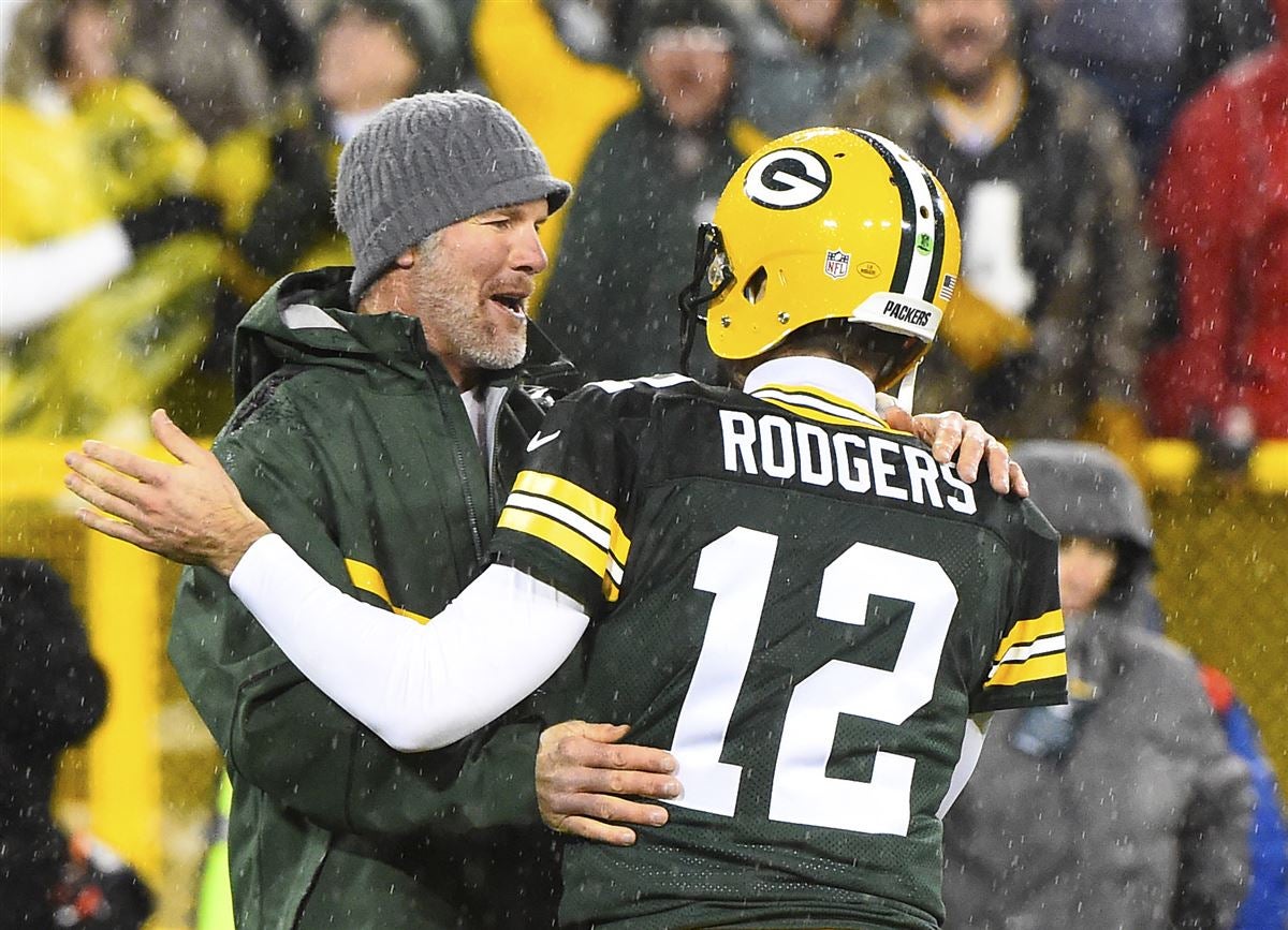 Aaron Rodgers breaks Brett Favre's touchdown record in win over Browns