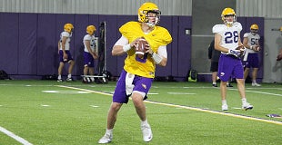Joe Burrow chasing away QB’s at LSU, drawing good reviews Joe Burrow chasing away QB’s at LSU, drawing good reviews