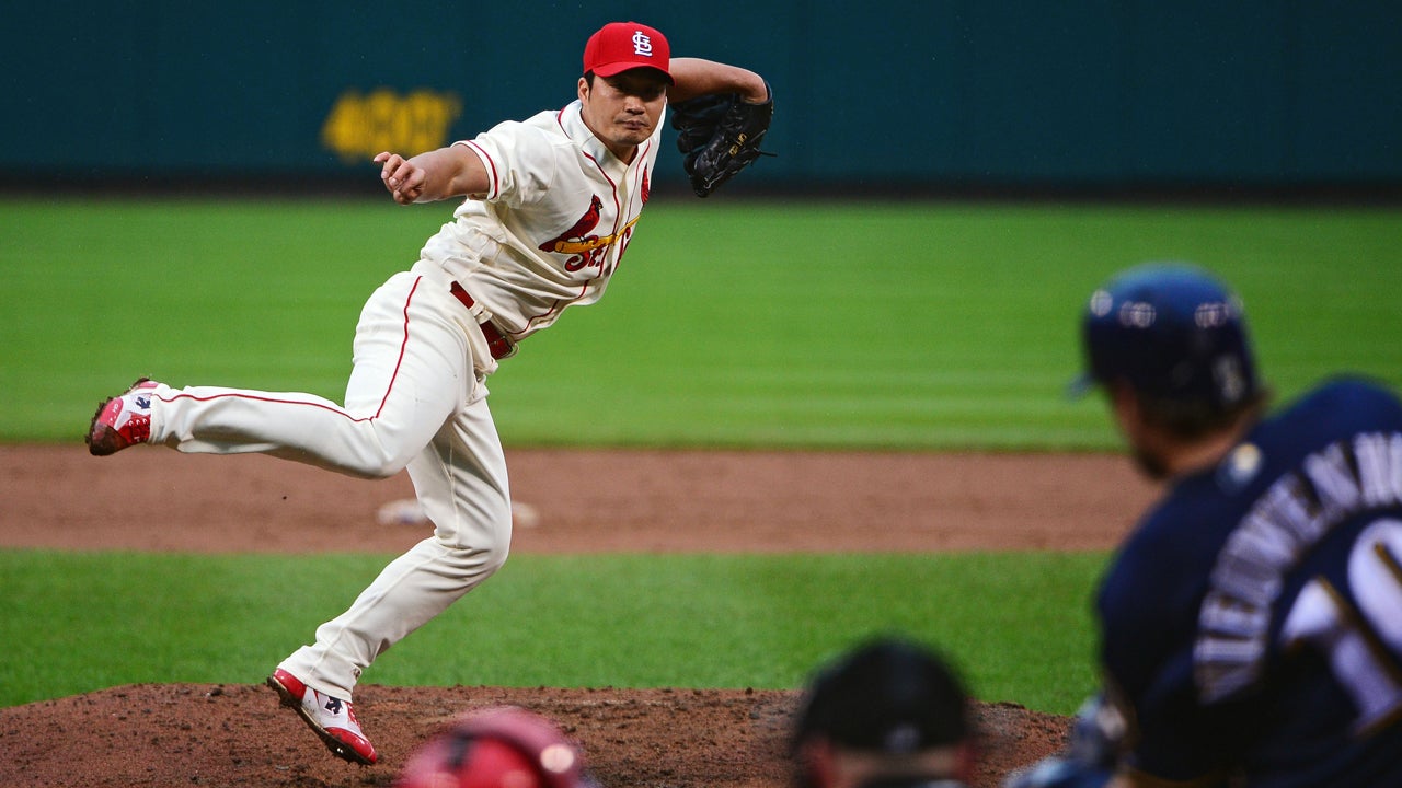 Cardinals catcher Yadier Molina suffers apparent foot injury