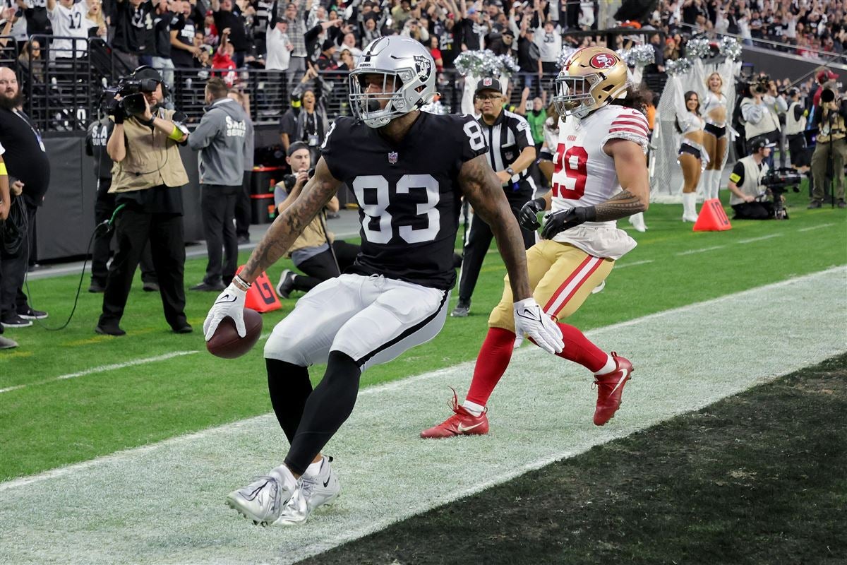 Las Vegas Raiders tight end Darren Waller (83) runs the ball against the Tampa  Bay Buccaneers i …