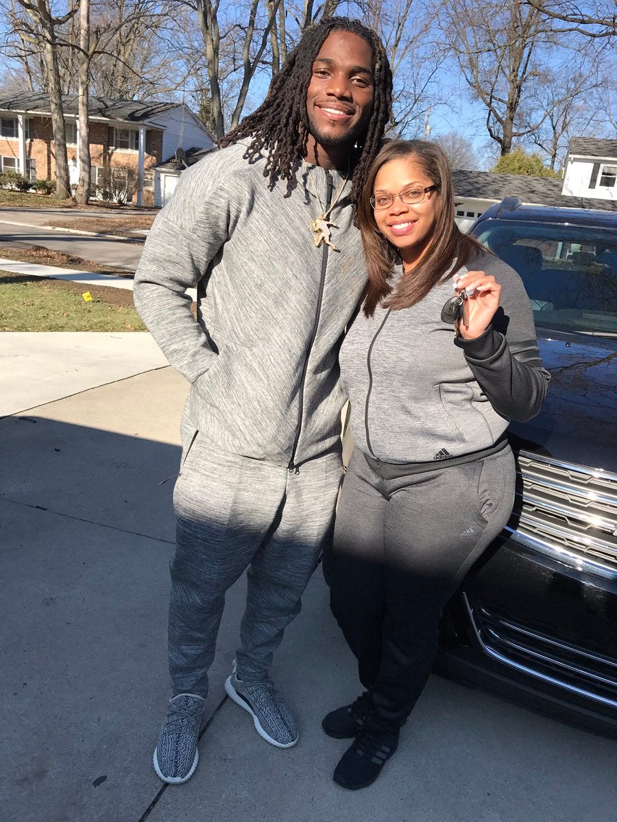 Cowboys LB Jaylon Smith buys parents new cars for the new year