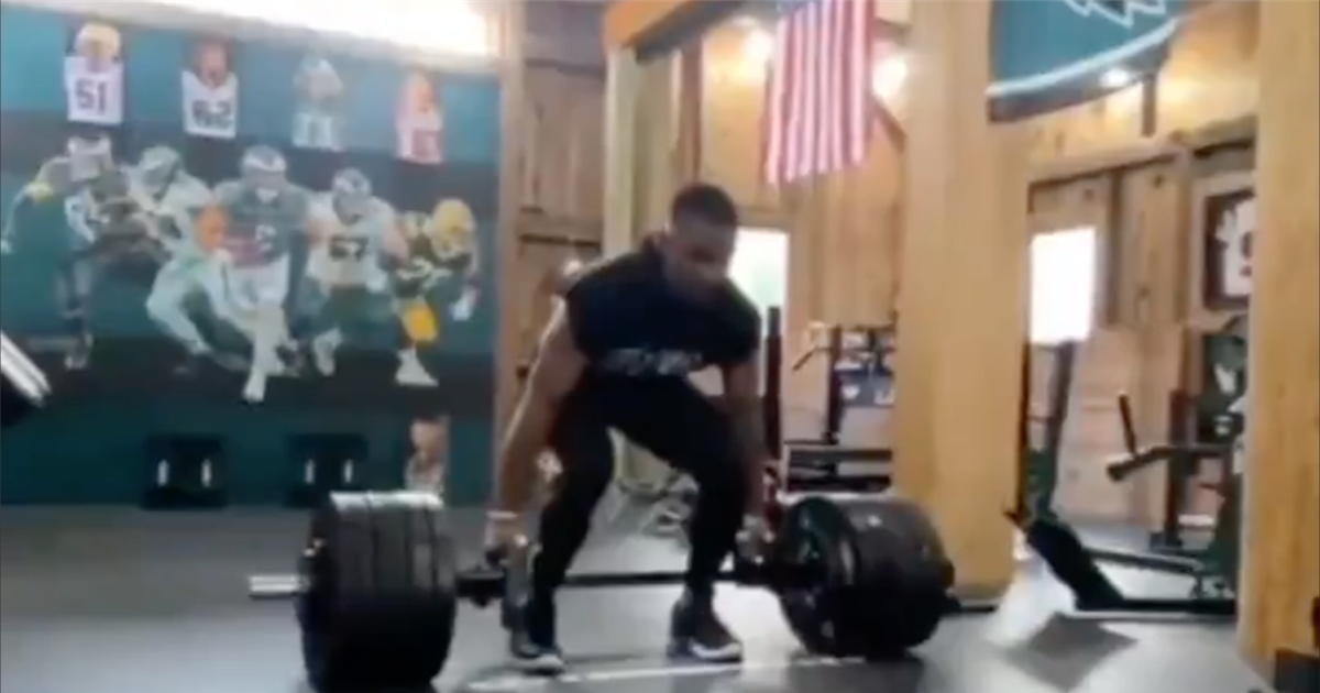 Watch: Eagles QB Jalen Hurts hits 620-pound heavy deadlift