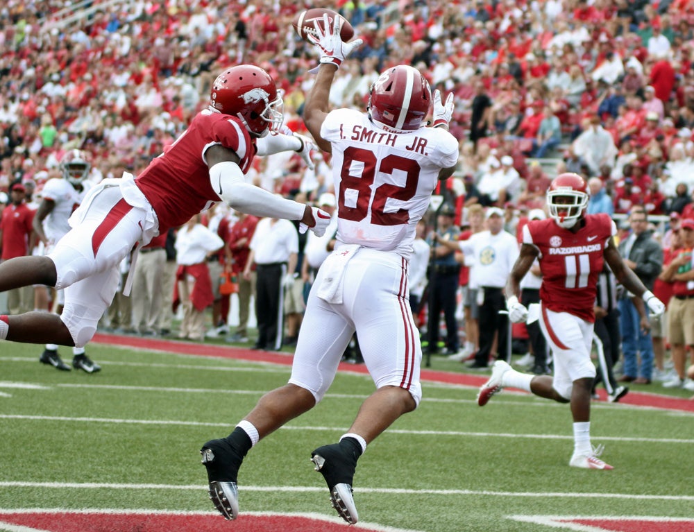 Alabama Crimson Tide tight end Irv Smith Jr. embraces family as