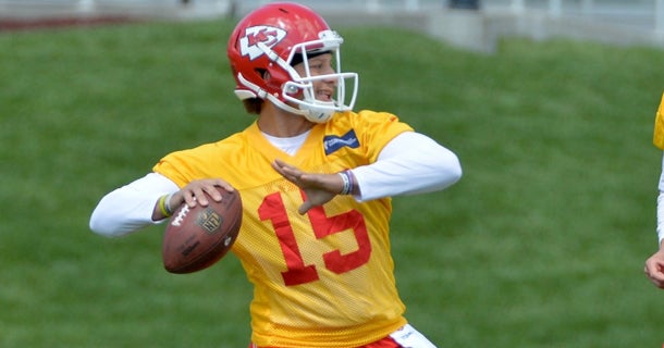 See Mahomes Connect With Cody Thompson More Practice Video