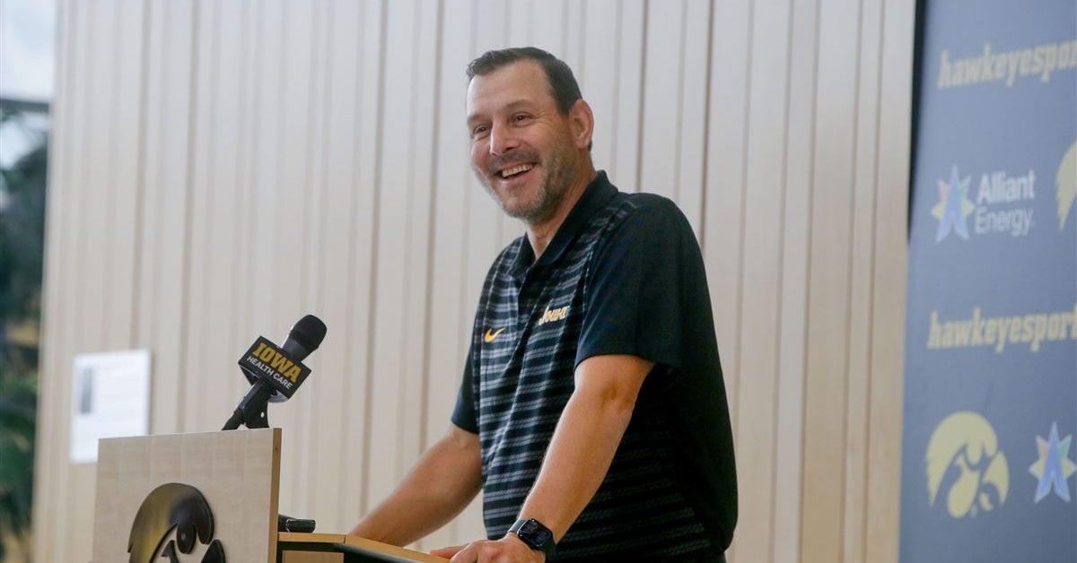 Iowa Football: Tim Lester talks Mark Gronowski, Reece Vander Zee's ...