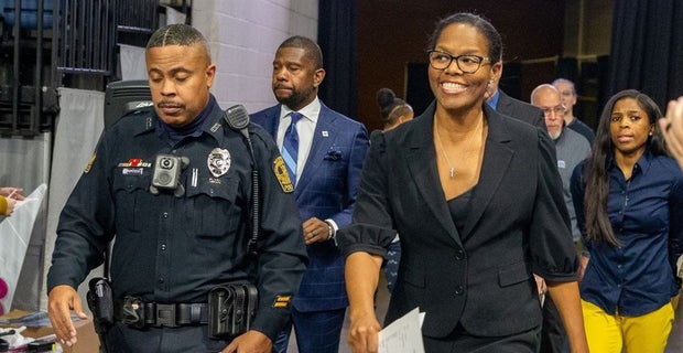 Dawn Staley, South Carolina celebrate life of Nikki McCray-Penson in  Rutgers exhibition game