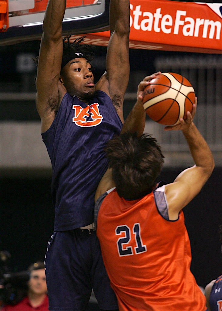 Auburn basketball players practices the art of the charge