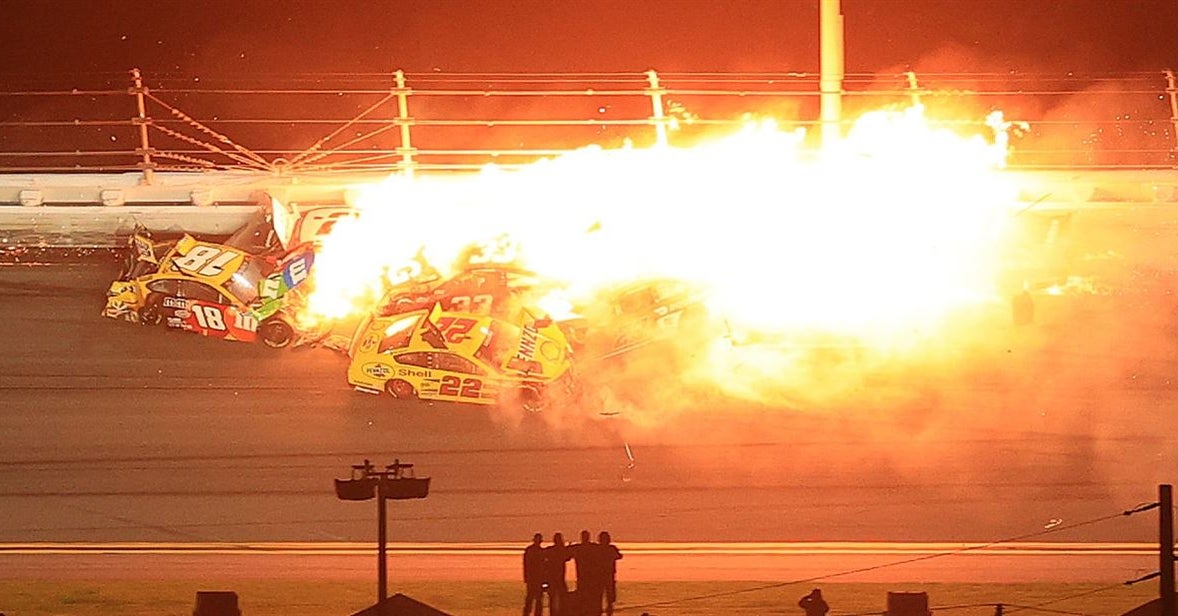 Leaders' chances at winning Daytona 500 ends in fire & smoke on last lap