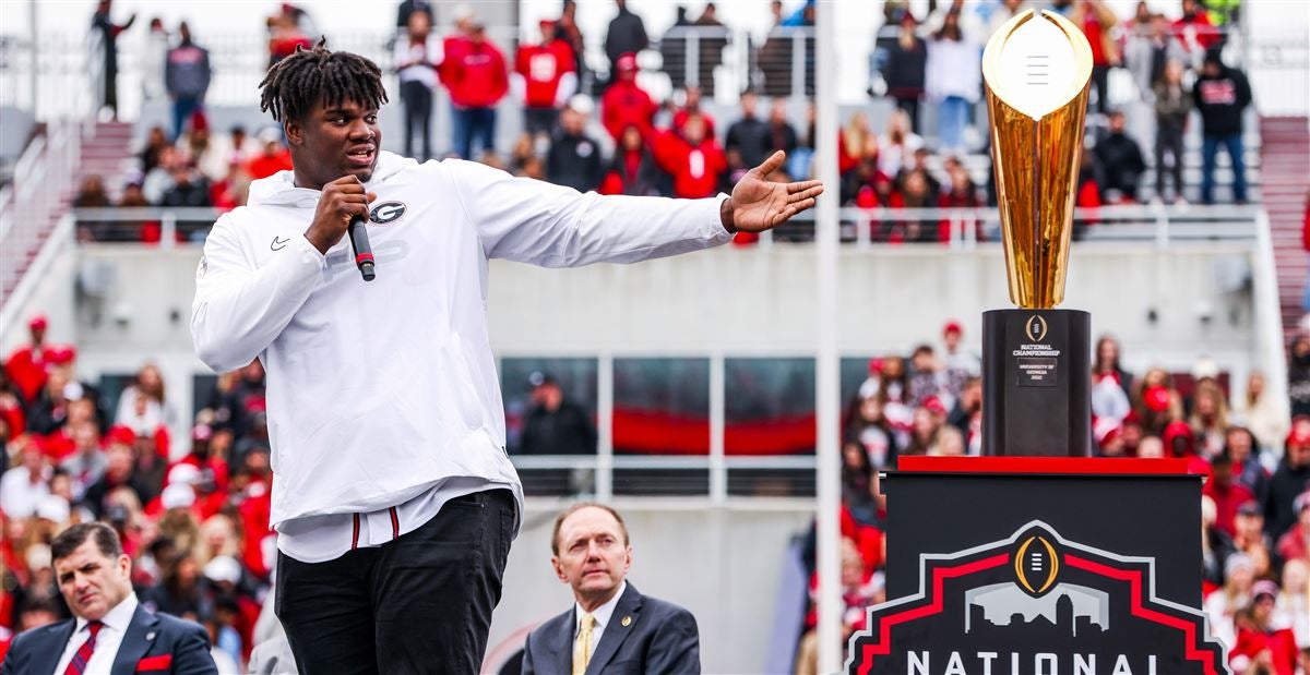 WATCH: Georgia Bulldogs Fans Celebrate Atlanta Braves' World Series in  Sanford Stadium