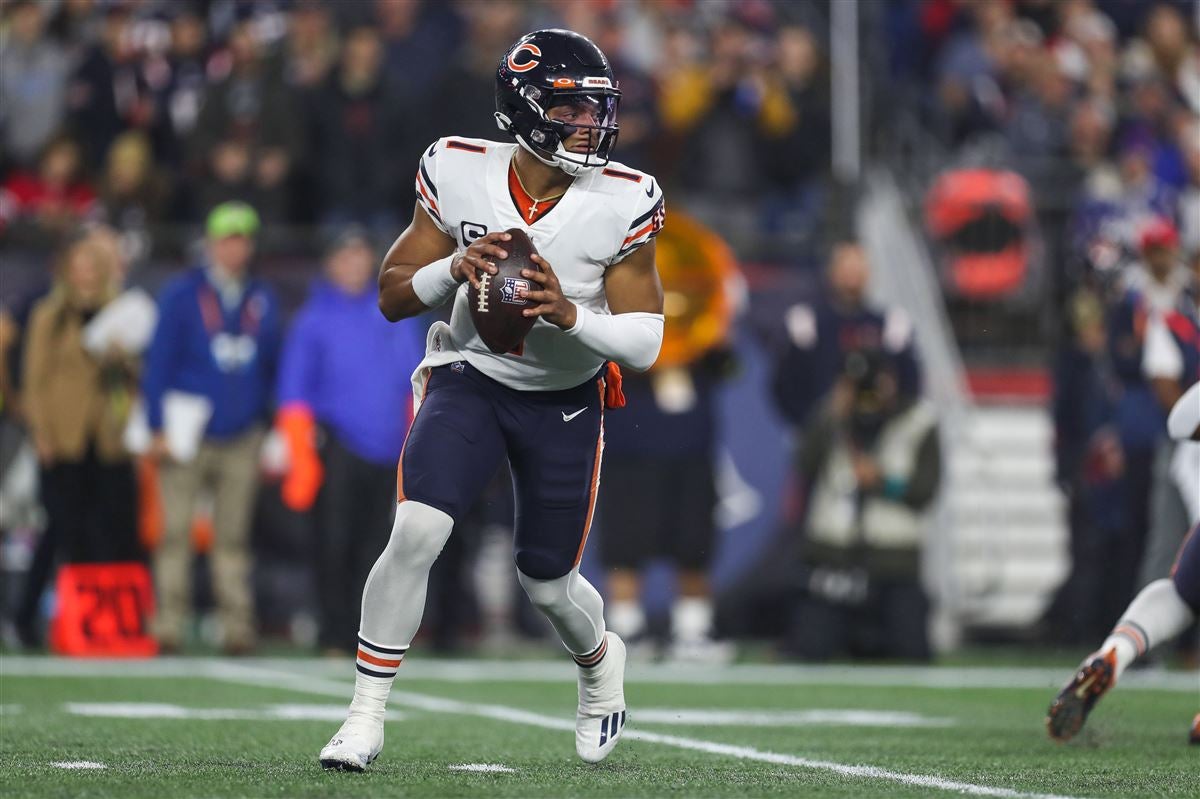 Chicago Bears' N'Keal Harry catches a pass in front of Green Bay