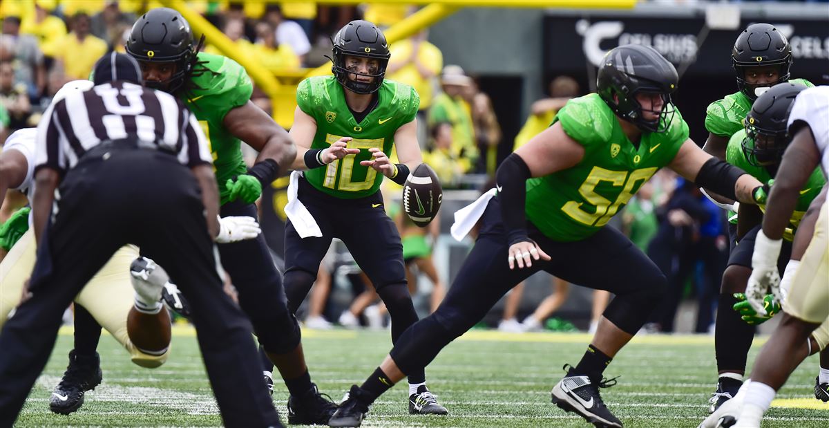 Bo Nix throws five touchdowns in No. 10 Oregon's win over No. 9