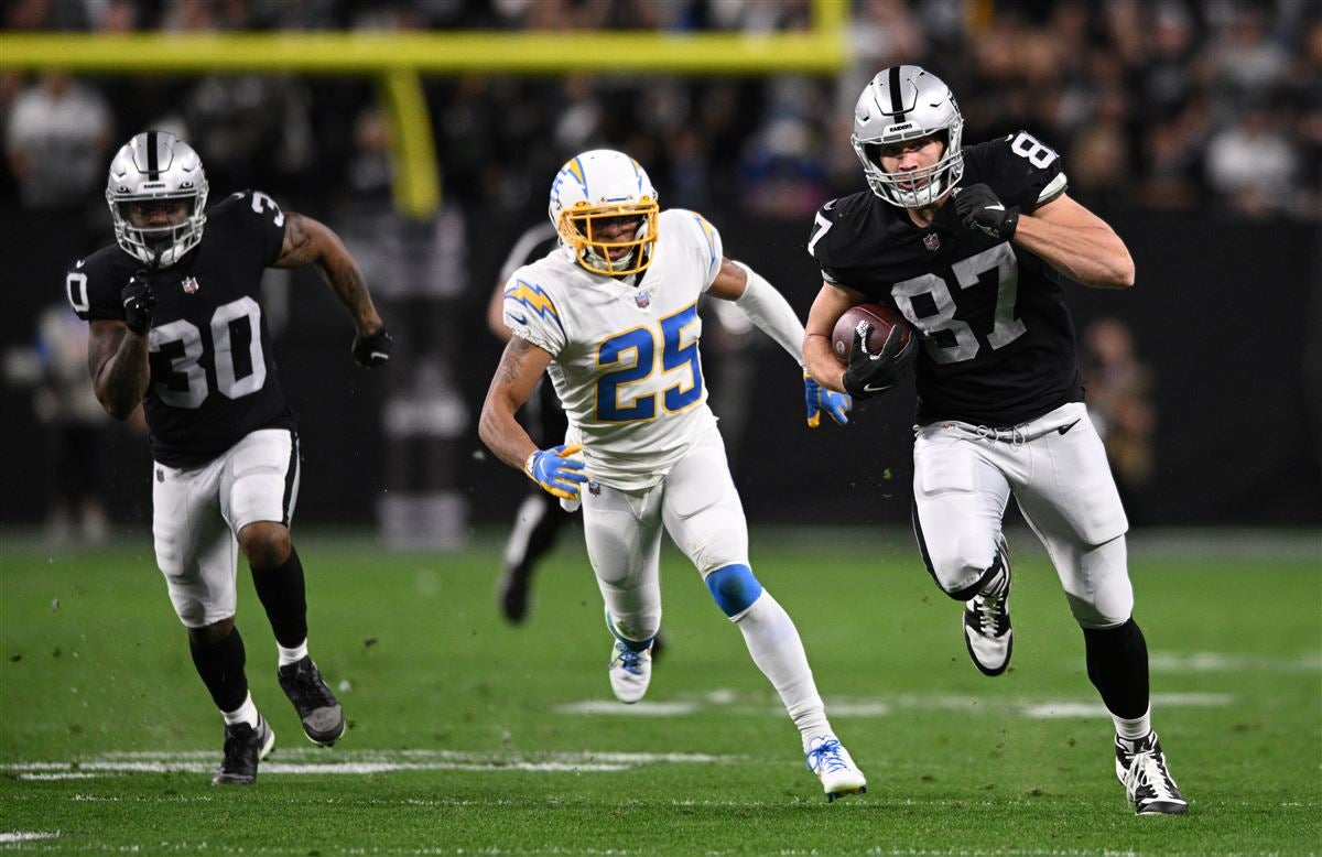 Las Vegas Raiders free agent Foster Moreau reveals cancer