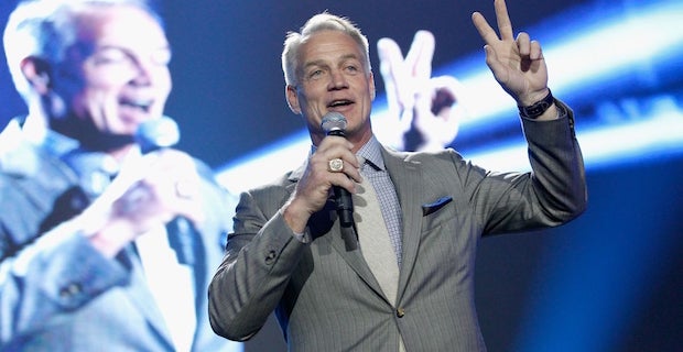 Dallas Cowboys Daryl Johnston blocks for Emmitt Smith against the News  Photo - Getty Images