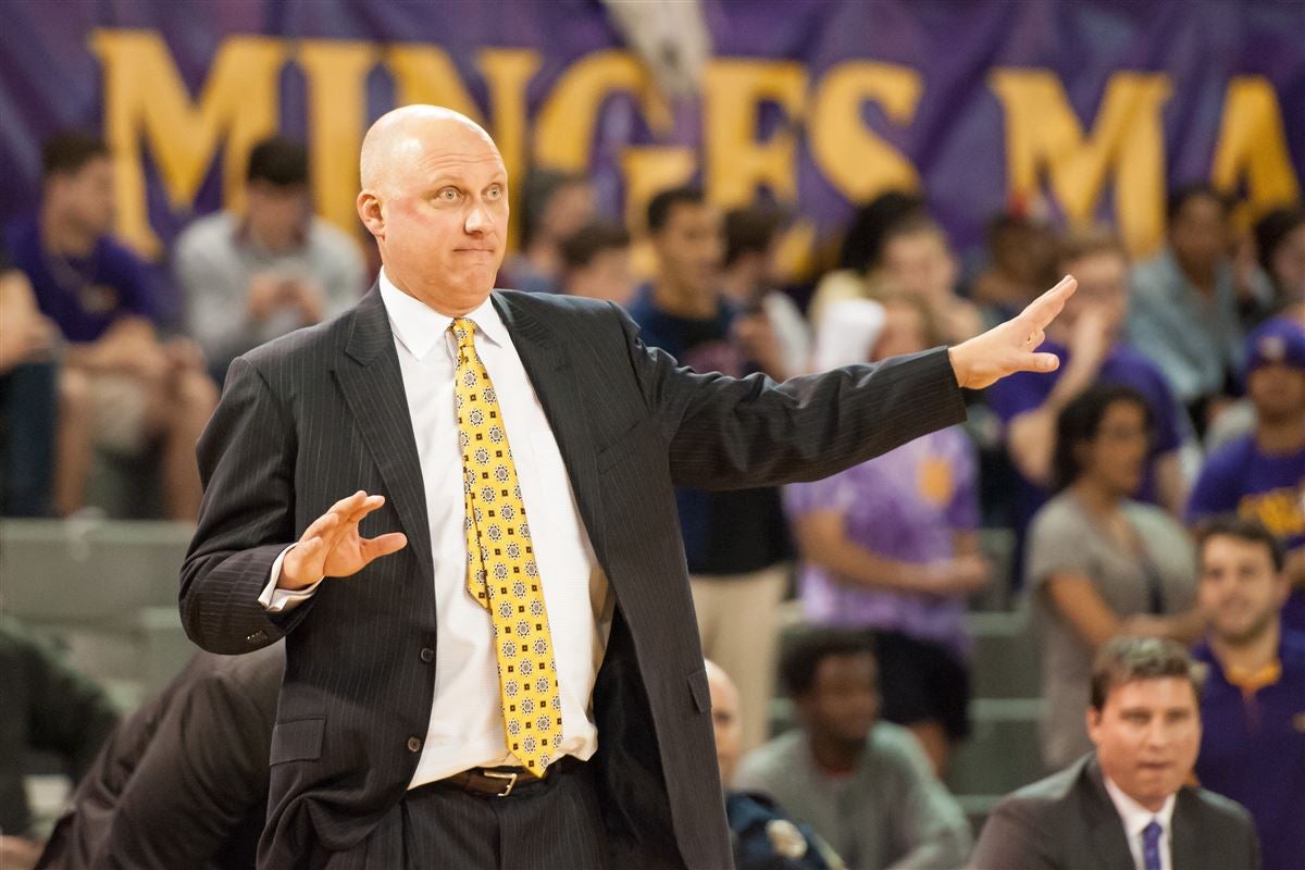 Jeff Lebo resigns as ECU basketball coach