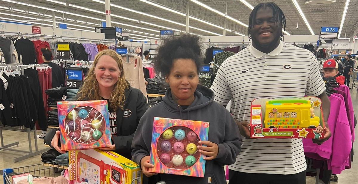 Georgia football OL Micah Morris uses NIL to provide Christmas presents for Boys and Girls Club families - Vimarsana News