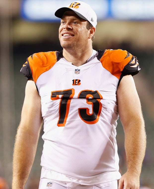 Cincinnati Bengals offensive tackle Eric Winston wears an new