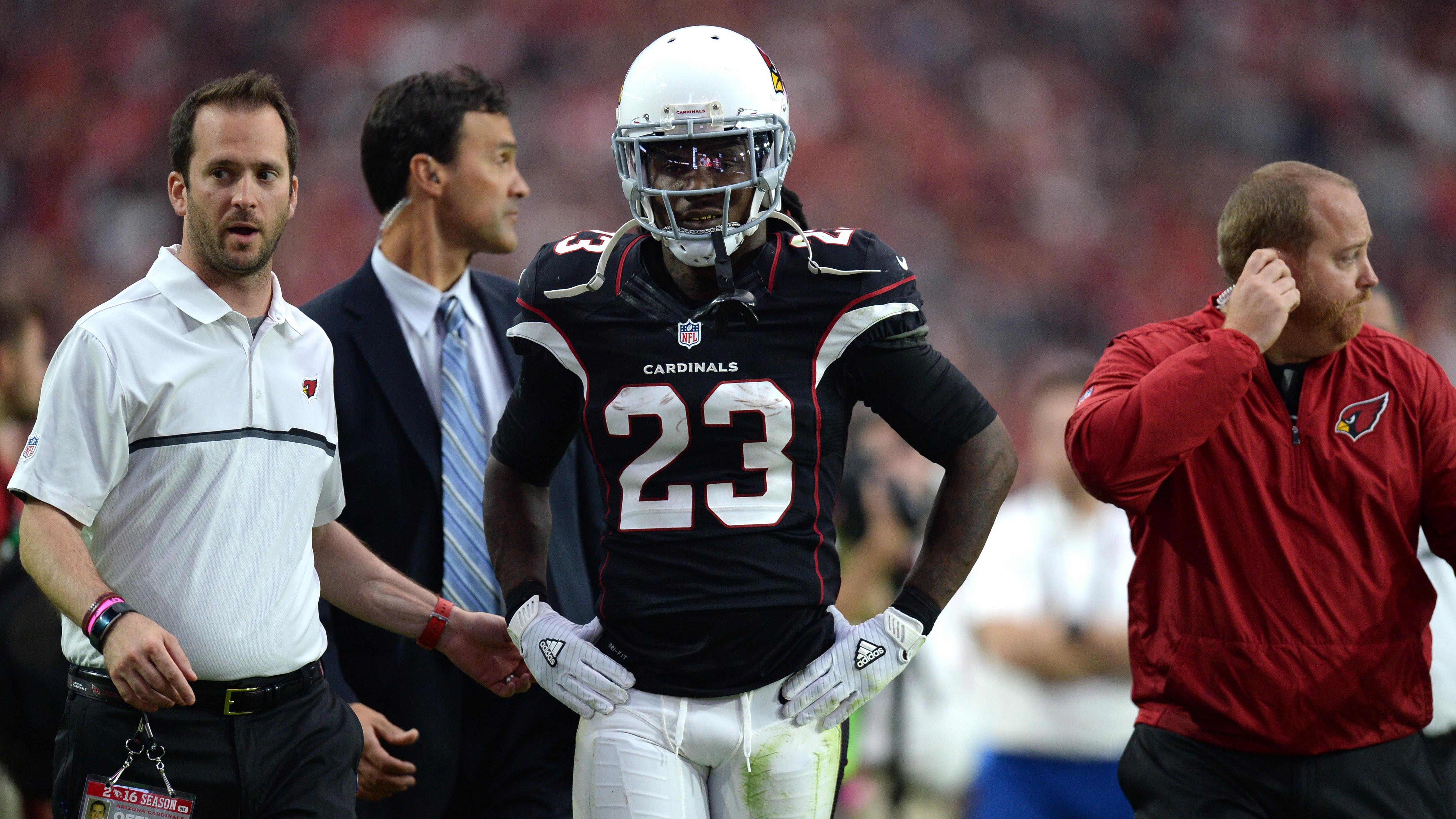 Arizona Cardinals' running back Chris Johnson (C) is surrounded by