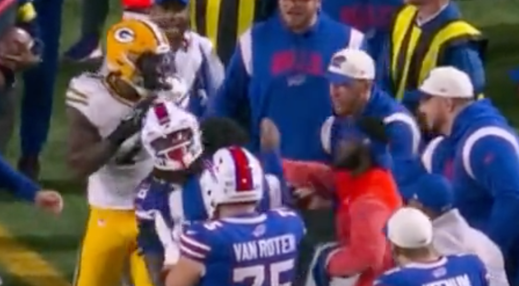 Packers' Quay Walker ejected after shoving Bills coach on sideline