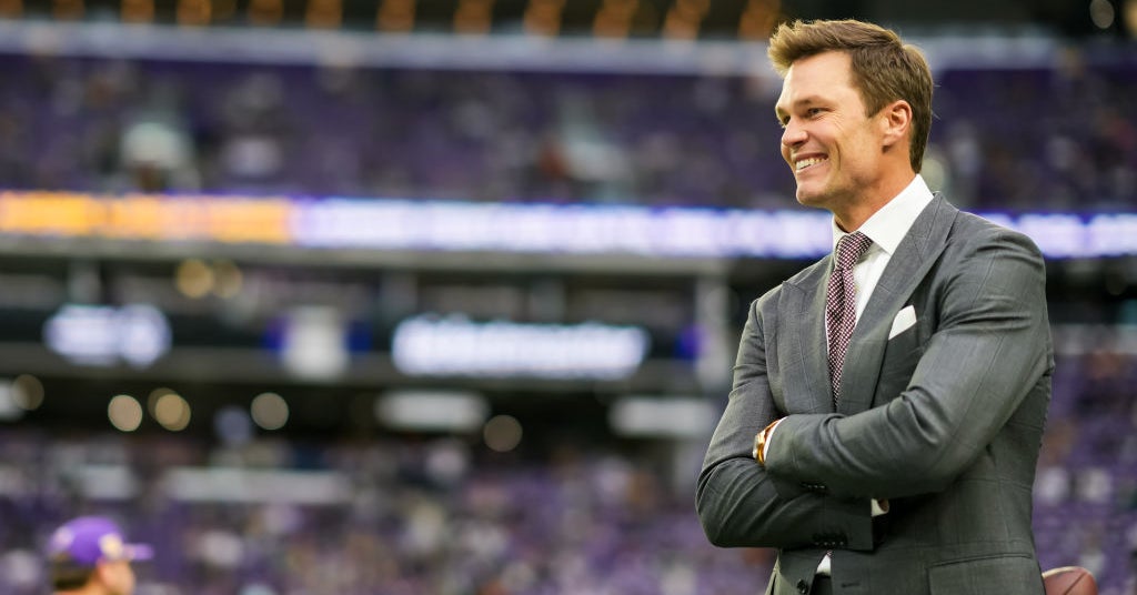 WATCH: Tom Brady reacts to old photo of Chuck Bednarik 'double fisting' a  cigar and cigarette