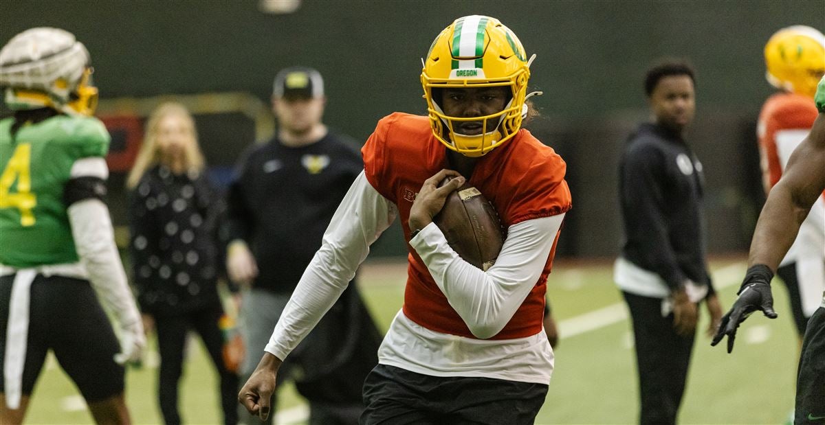 Photos of Oregon s 12 early enrollees from Friday s CFP Quarterfinal practice