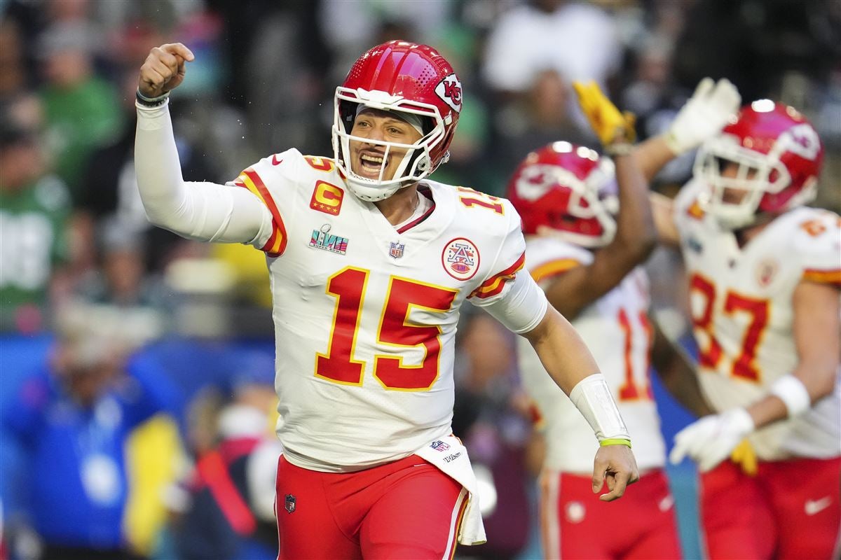 Twitter reacts to PFF's disrespectful grade of Patrick Mahomes in