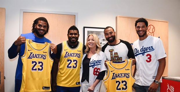 Watch Buss Gives Puig Dodgers Lebron James Lakers Jerseys