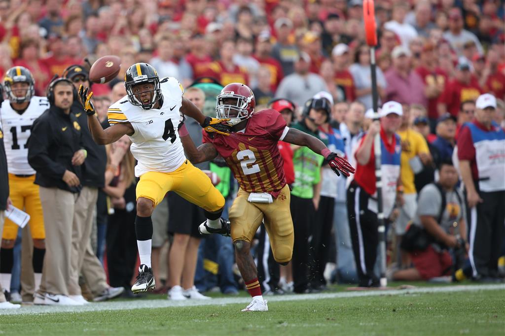 Hawkeyes' Tevaun Smith Makes 41 OneHanded Catches in 1 Minute