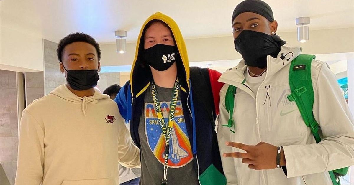 Pair of Oregon defensive backs buy meal for student in need