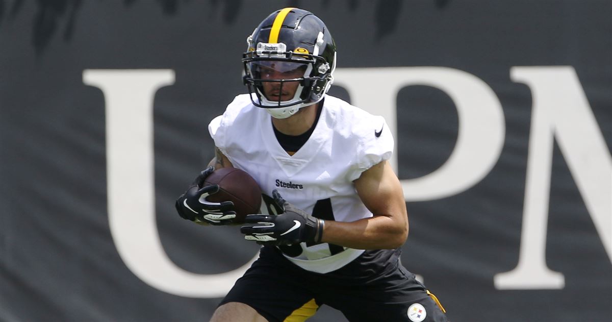 Pittsburgh Steelers running back Trey Edmunds (33) goes through drills  during an NFL football practice, Tuesday, May 31, 2022, in Pittsburgh. (AP  Photo/Keith Srakocic Stock Photo - Alamy