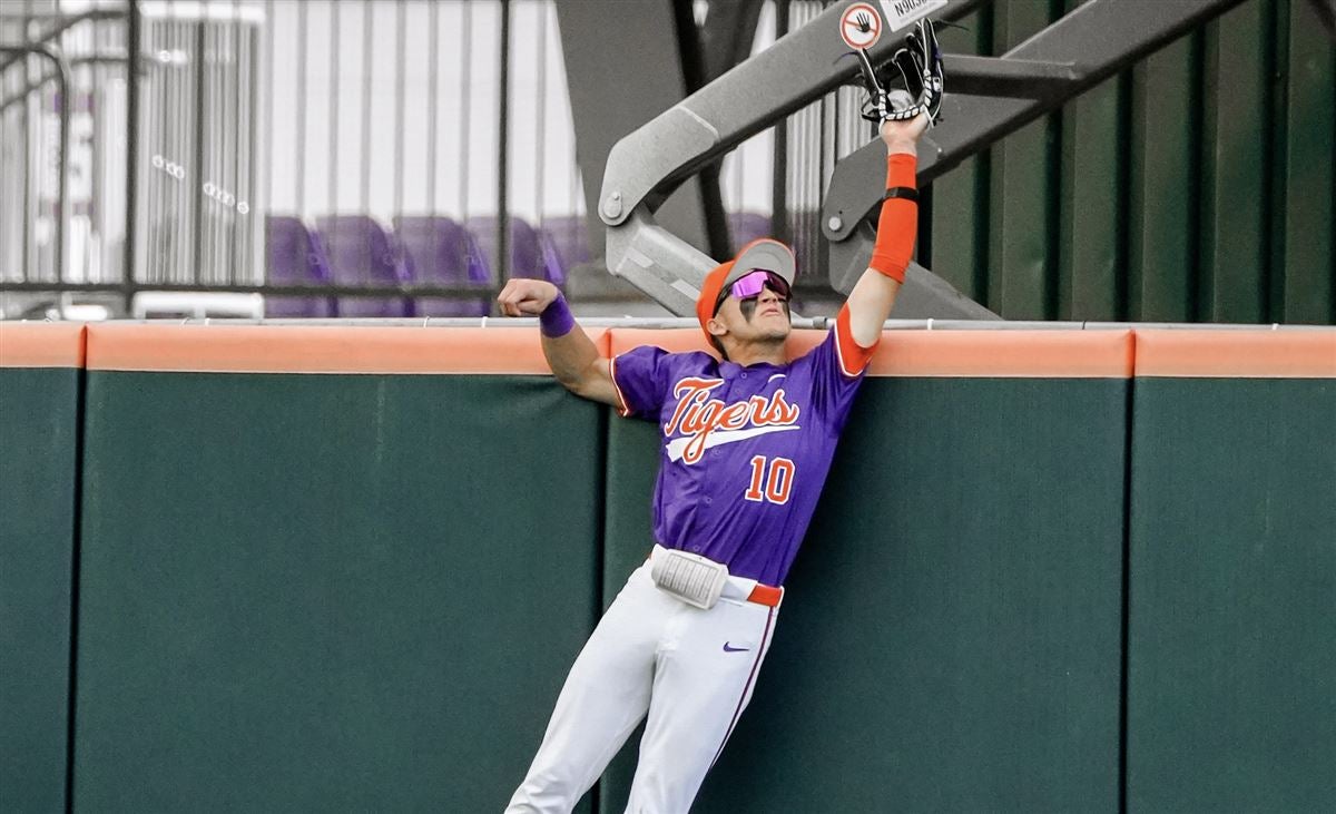 No. 4 Clemson Baseball scores eight in the ninth to finish doubleheader