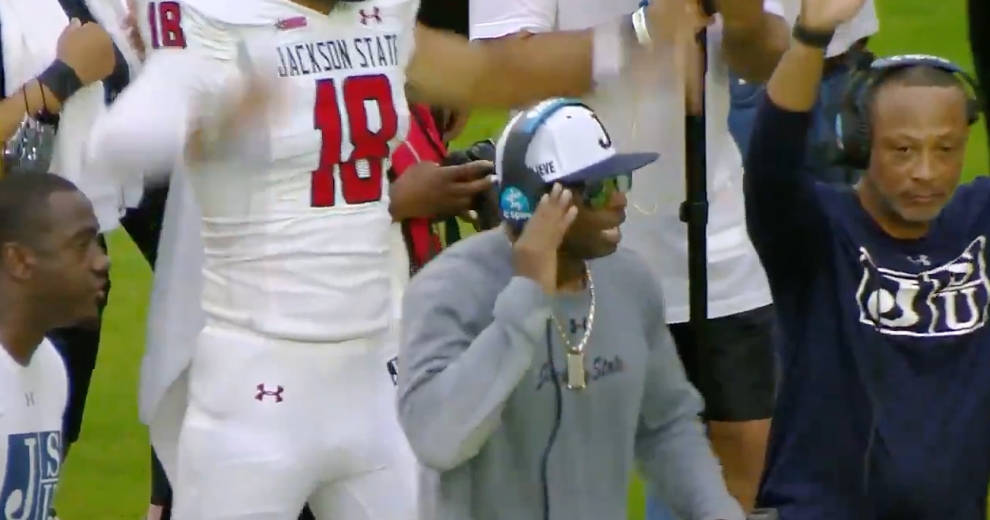 Video Deion Sanders' son, Jackson State QB Shedeur Sanders, scores