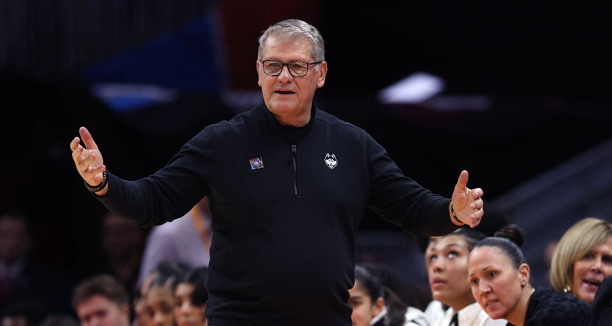 UConn-Iowa controversial foul call: Geno Auriemma questions late