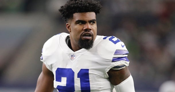 Ezekiel Elliott Not On Flight To Camp But Isn T No Show Yet