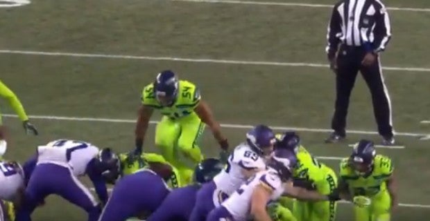 Rams LB Bobby Wagner Jumps Line, Blocks Bucs Field Goal