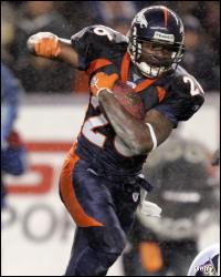 Denver Broncos runningback Tatum Bell breaks through the line against the  Philadelphia Eagles during the fourth quarter in Denver, Sunday, Oct. 30,  2005. Denver beat Philadelphia, 49-21. (AP Photo/Jack Dempsey Stock Photo -  Alamy