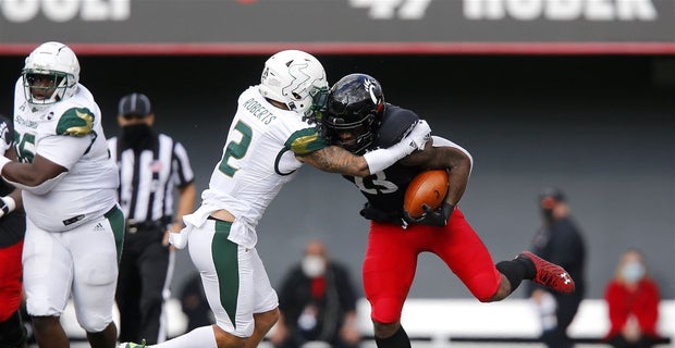 Usf Qbs Throw 5 Interceptions In 28 7 Loss To No 15 Cincinnati