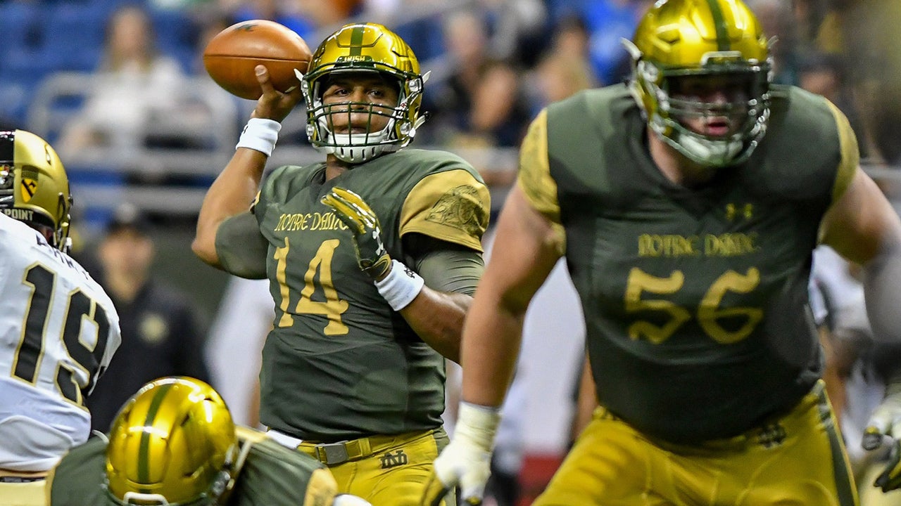 Notre Dame special teams C.J. Sanders (3) returns a kick during an NCAA  football game. Sunday