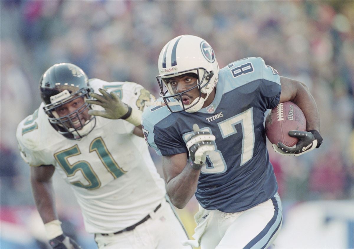 Tennessee Titans wide receiver Kevin Dyson stretches for the end