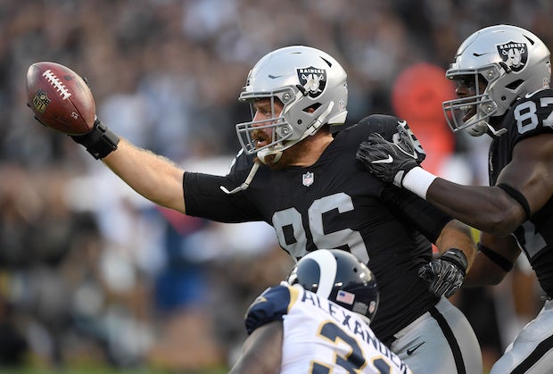 Raiders release tight end Lee Smith