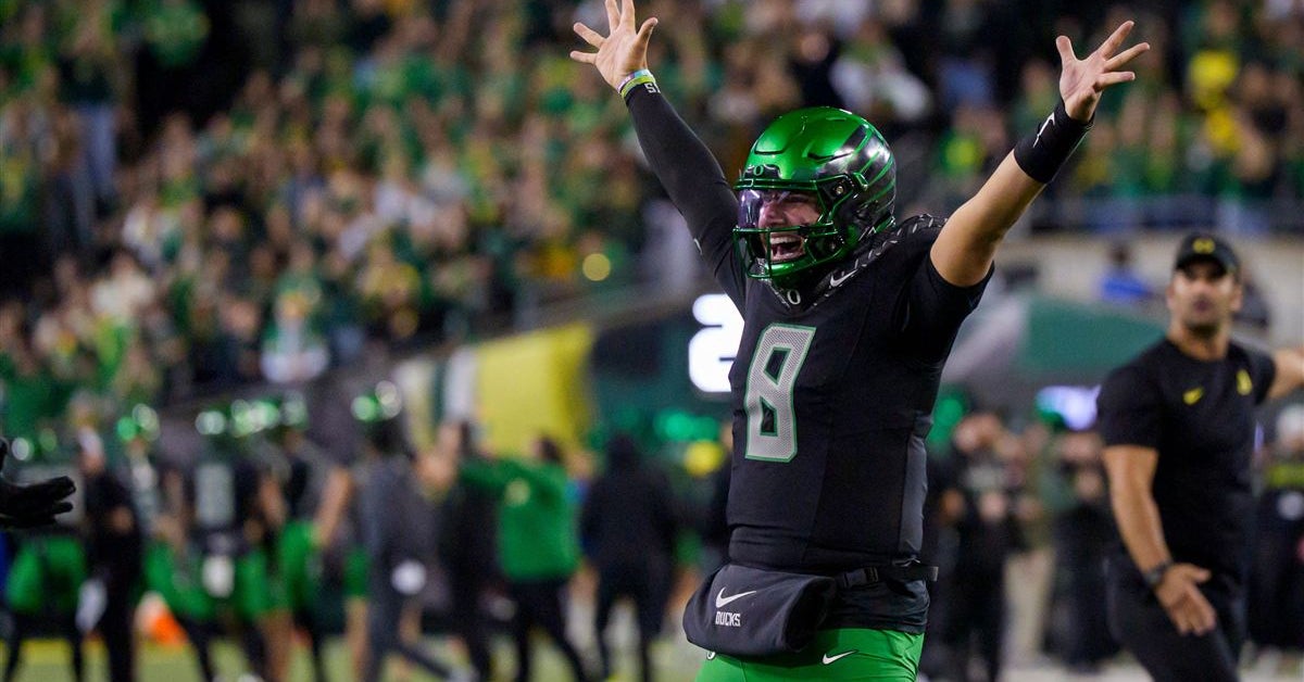 Raiola helps Oregon finish late rally against Huskers