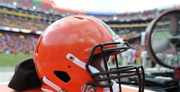 Skunk invades FirstEnergy Stadium during Browns-Bucs game