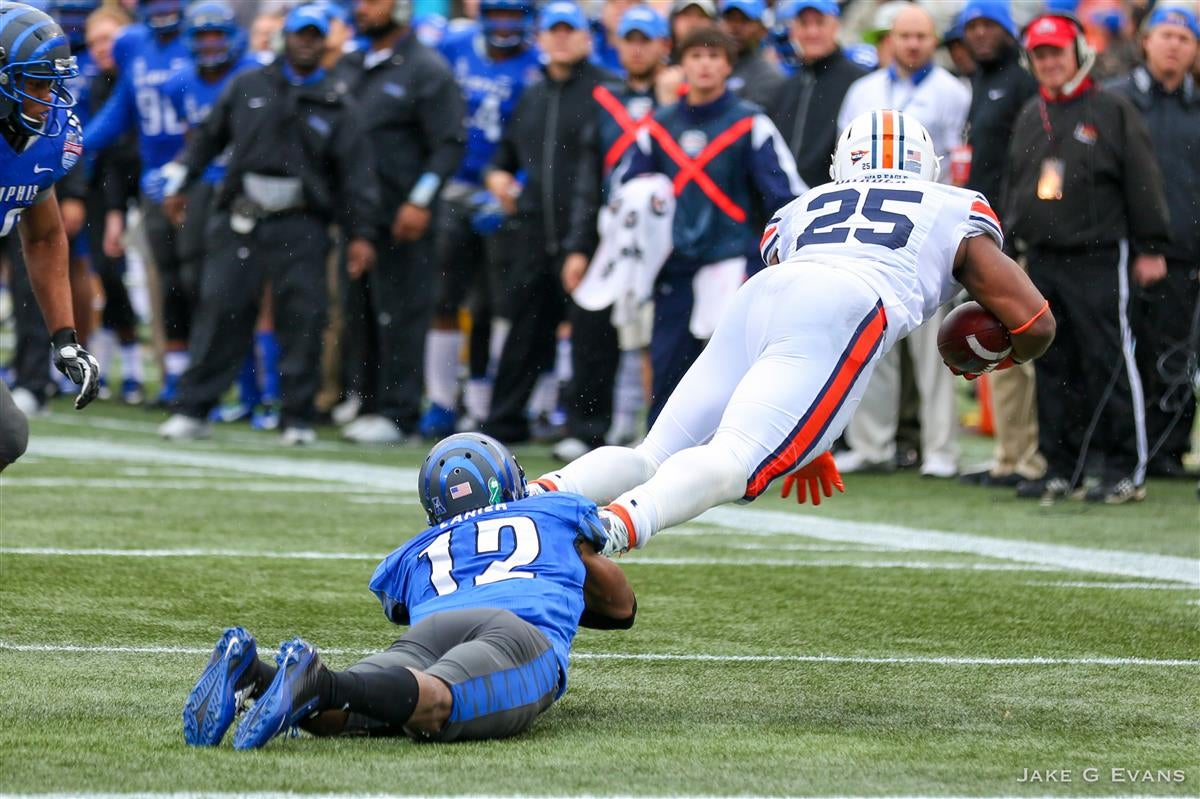 Thieves break into Tampa Bay running back Peyton Barber's car