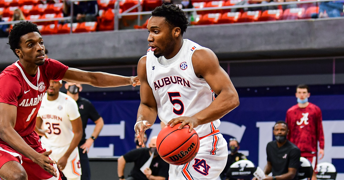 Auburn freshman Chris Moore dealing with wrist injury