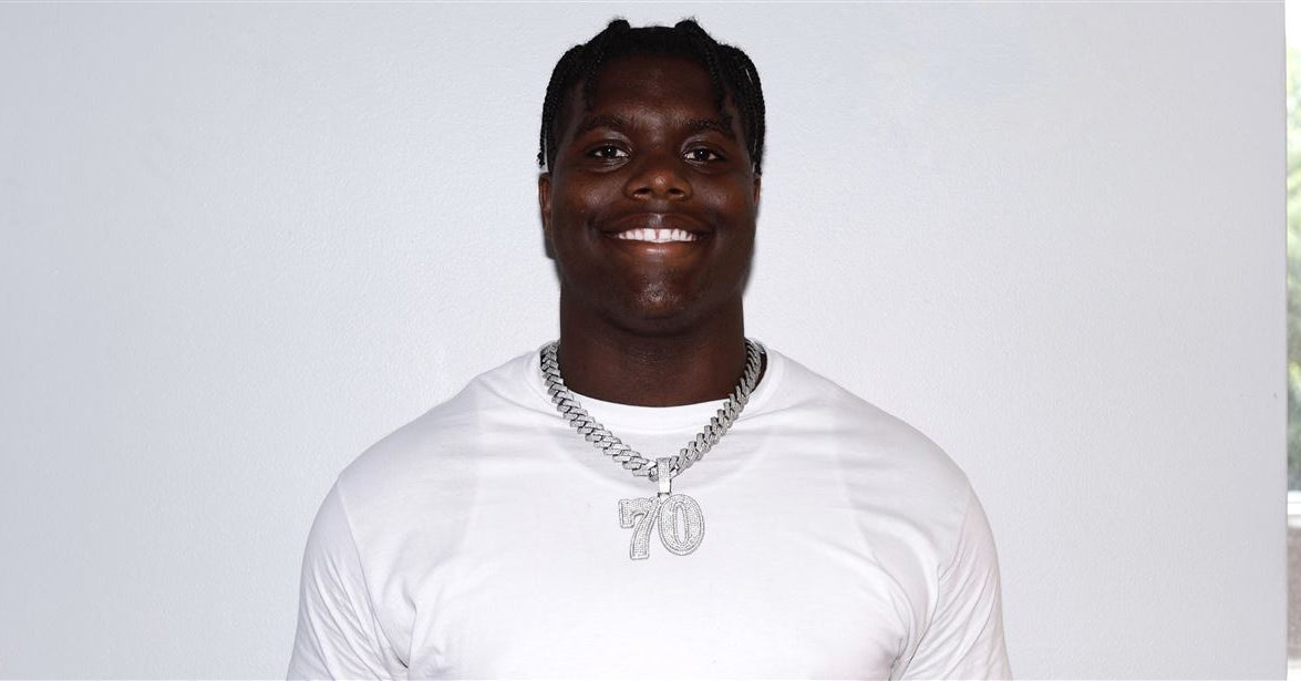 Wie sich der Rekrutierungsprozess für den Offensive Lineman David Sanders Jr. entwickelt hat, von frühen Angeboten bis hin zu vier Finalisten und einer Verpflichtung Wie sich der Rekrutierungsprozess für den Offensive Lineman David Sanders Jr. entwickelt hat, von frühen Angeboten bis hin zu vier Finalisten und einer Verpflichtung