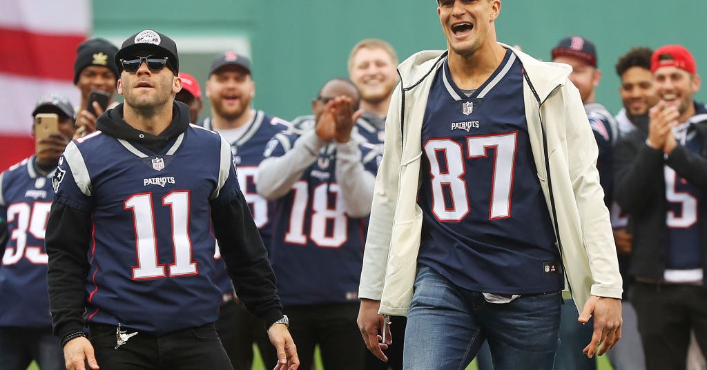 Rob Gronkowski pokes fun at Tom Brady's early broadcasting career