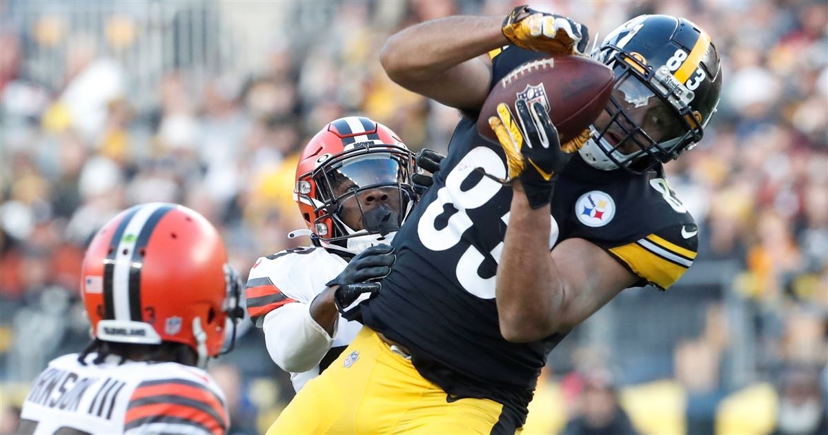 Pittsburgh Steelers fullback Derek Watt (44) communicates to a teammate  during warmups before an NFL football game, Sunday, Oct. 10, 2021 in  Pittsburgh. (AP Photo/Matt Durisko Stock Photo - Alamy