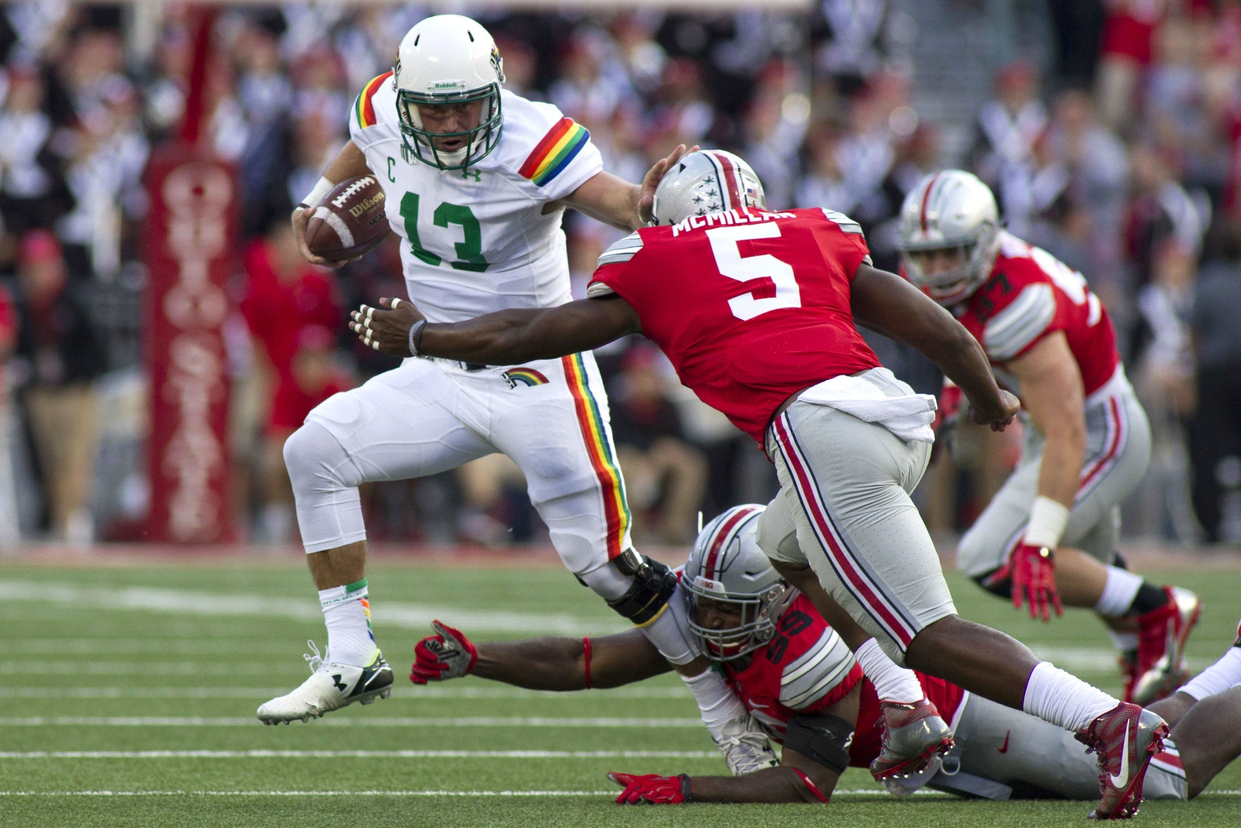 Ohio State football: Raekwon McMillan gets tackled by female fan