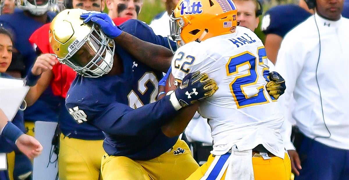 Notre Dame defensive lineman Julian Okwara (42) prepares against Georgia  during the first half of an NCAA college football game, Saturday, Sept. 21,  2019, in Athens, Ga. (AP Photo/Mike Stewart Stock Photo - Alamy